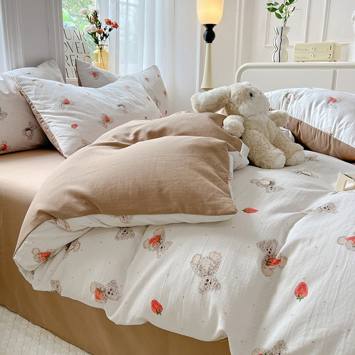 91家纺网 家纺一手货源 找家纺 妖妖家纺 2023新款有氧提花小竺棉印花四件套 草莓熊熊