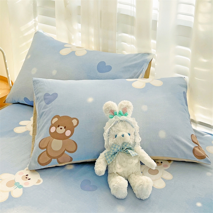 91家纺网 家纺一手货源 找家纺 名兮家居 2023新款全棉简约印花枕套 抱抱熊