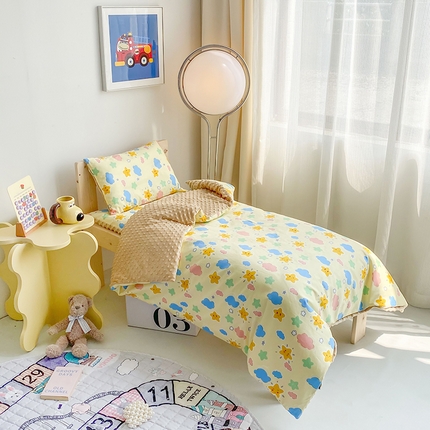 91家纺网 家纺一手货源 找家纺 沁童 2023新款13372全棉儿童豆豆绒加全棉三件套，幼儿园六件套 星星云朵