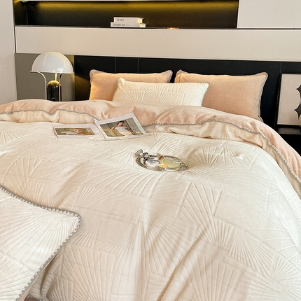 91家纺网 家纺一手货源 找家纺 澳梵 2023新款雕花牛奶绒贝壳边工艺四件套 贝拉-米白