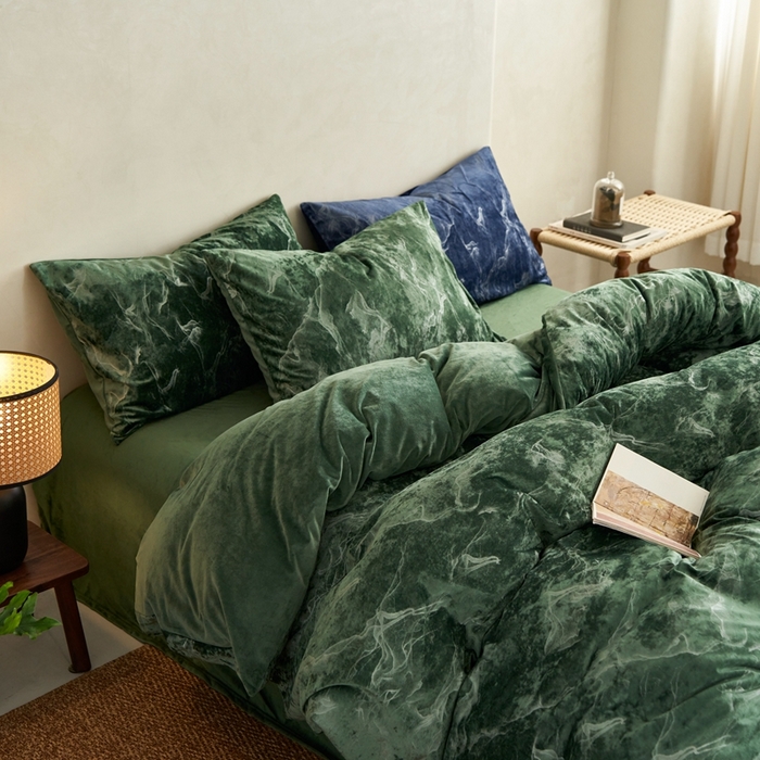 91家纺网 家纺一手货源 找家纺 安莱生活 2023年秋冬专版独创希腊绒天鹅绒烫银冰花四件套-银之光 银之光-墨绿