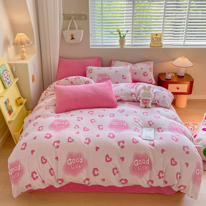 91家纺网 家纺一手货源 找家纺 三朵 2023新款牛奶绒小清新系列四件套 粉红豹