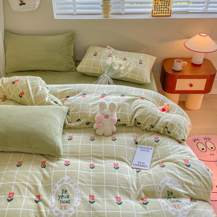 91家纺网 家纺一手货源 找家纺 三朵 2023新款牛奶绒小清新系列四件套 花千束