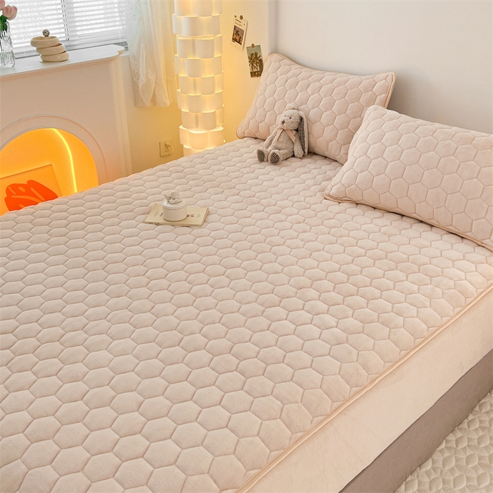 91家纺网 家纺一手货源 找家纺 梦舒羽 2025新款牛奶绒夹棉床笠床罩床单床盖床护垫套三件套 卡其米