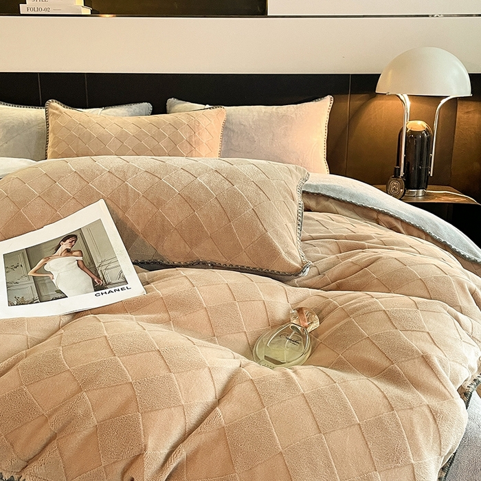 91家纺网 家纺一手货源 找家纺 澳梵 2023新款雕花牛奶绒贝壳边工艺四件套 简格-卡其