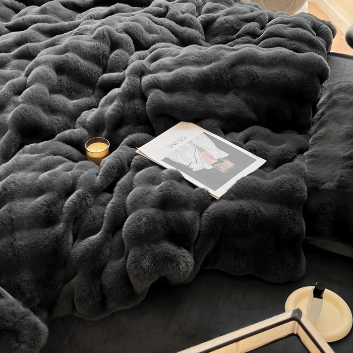 91家纺网 家纺一手货源 找家纺 慕尚 2025新款480g加厚兔毛绒兔兔绒四件套 薇妮黑灰