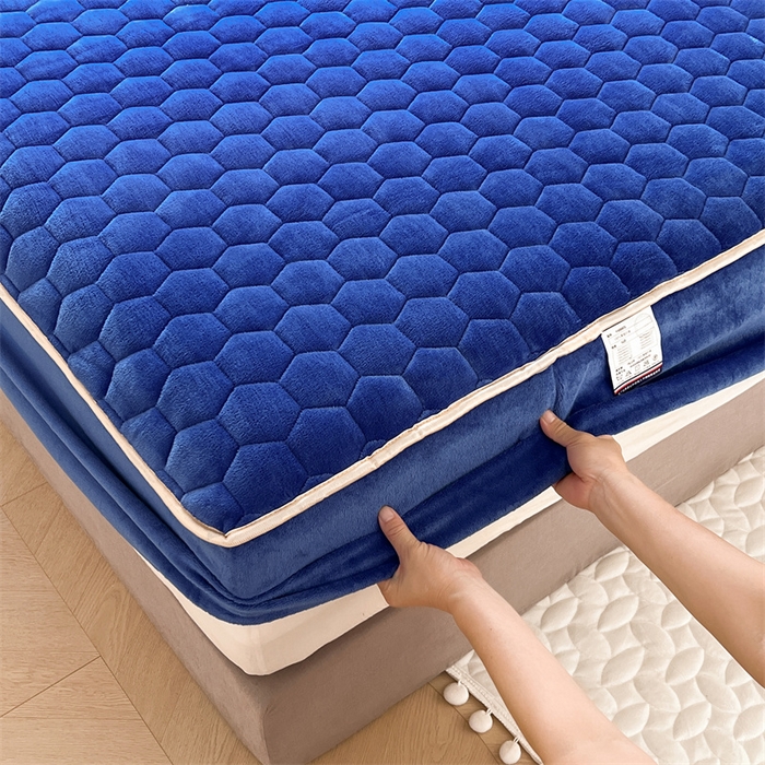 91家纺网 家纺一手货源 找家纺 梦舒羽 2025新款牛奶绒夹棉床笠床罩床单床盖床护垫套三件套 星空蓝