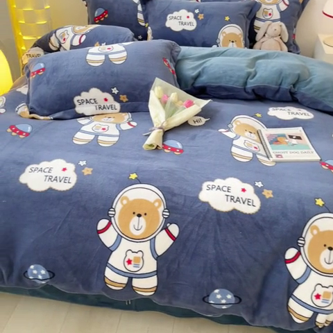 91家纺网 家纺一手货源 找家纺 丝羽坊 2023新款加厚小清新牛奶绒印花四件套单被套 漫游太空