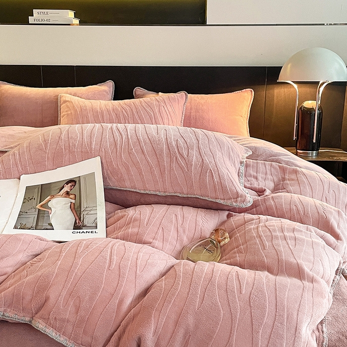 91家纺网 家纺一手货源 找家纺 澳梵 2023新款雕花牛奶绒贝壳边工艺四件套 林希-豆沙