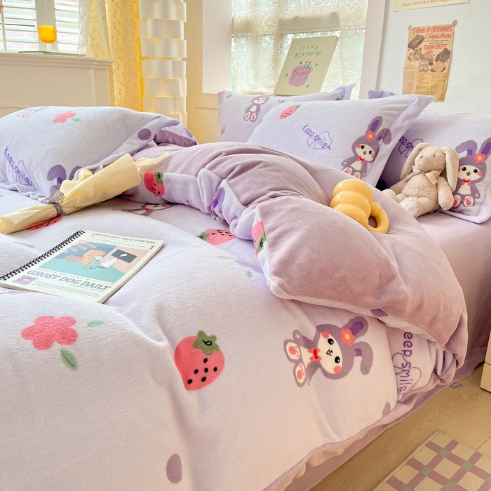 91家纺网 家纺一手货源 找家纺 丝羽坊 2023新款加厚小清新牛奶绒印花四件套单被套 草莓兔