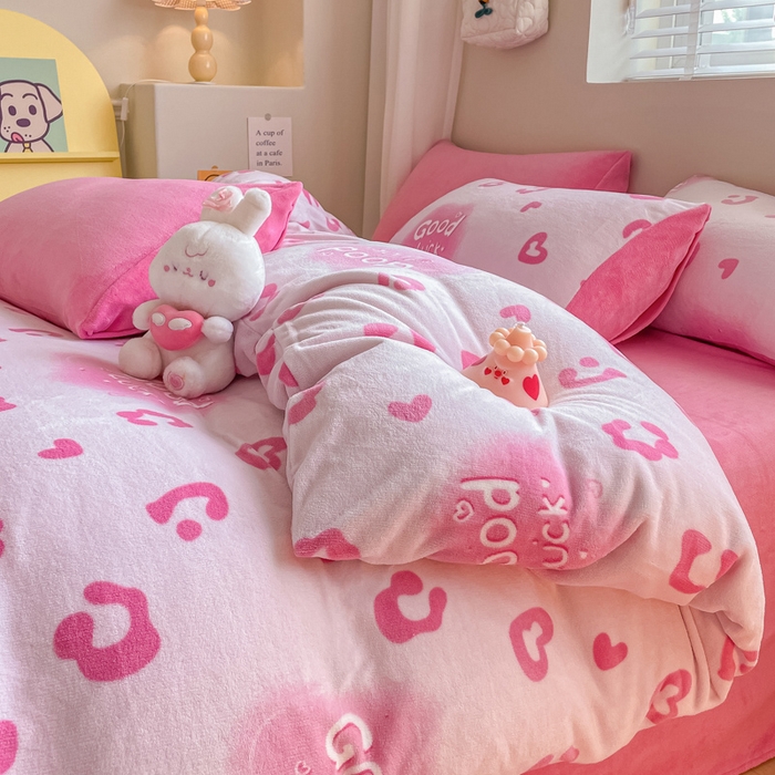 91家纺网 家纺一手货源 找家纺 三朵 2023新款牛奶绒小清新系列四件套 粉红豹