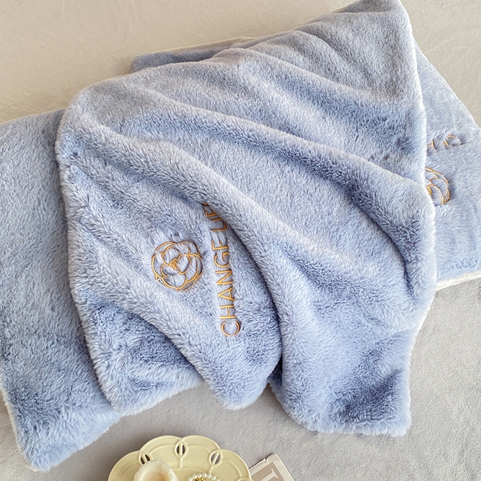 91家纺网 家纺一手货源 找家纺 澳梵 2023新款【山茶花】小香风刺绣兔兔绒牛奶绒四件 山茶花-雾霾蓝