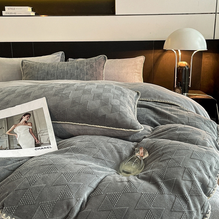 91家纺网 家纺一手货源 找家纺 澳梵 2023新款雕花牛奶绒贝壳边工艺四件套 威廉-深灰