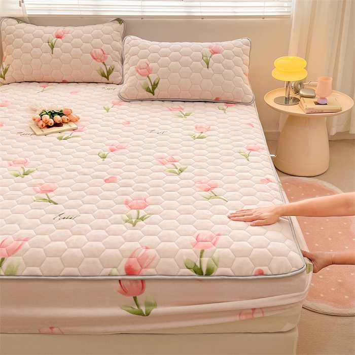 91家纺网 家纺一手货源 找家纺 梦舒羽 2025新款牛奶绒夹棉床笠床罩床单床盖床护垫套三件套 花语