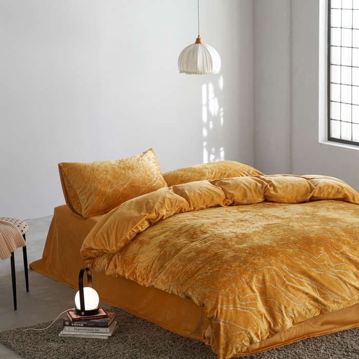 91家纺网 家纺一手货源 找家纺 安莱生活 2023年秋冬专版独创希腊绒天鹅绒烫银冰花四件套-卡塔尔 卡塔尔-姜黄