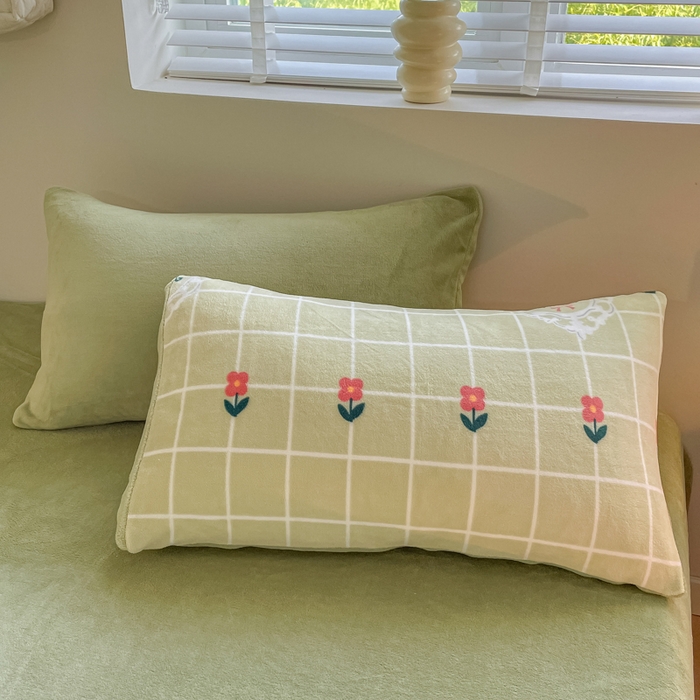 91家纺网 家纺一手货源 找家纺 三朵 2023新款牛奶绒小清新系列四件套 花千束