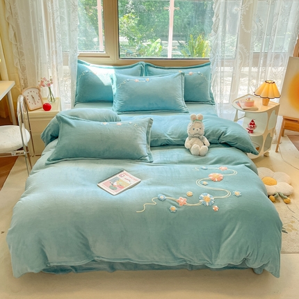 91家纺网 家纺一手货源 找家纺 恋佳 2023新款加厚保暖牛奶绒毛巾绣四件套 紫藤幽梦绿色
