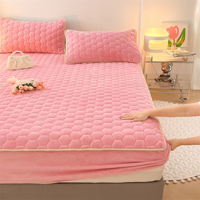 91家纺网 家纺一手货源 找家纺 梦舒羽 2025新款牛奶绒夹棉床笠床罩床单床盖床护垫套三件套 樱花粉