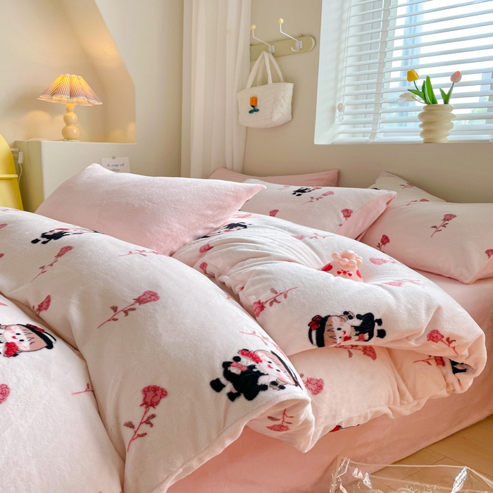 91家纺网 家纺一手货源 找家纺 三朵 2023新款牛奶绒小清新系列四件套 赫本女孩