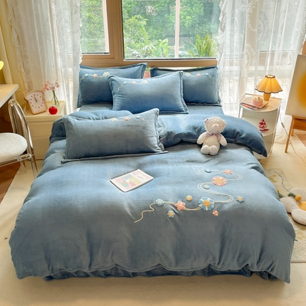 91家纺网 家纺一手货源 找家纺 恋佳 2023新款加厚保暖牛奶绒毛巾绣四件套 紫藤幽梦蓝色