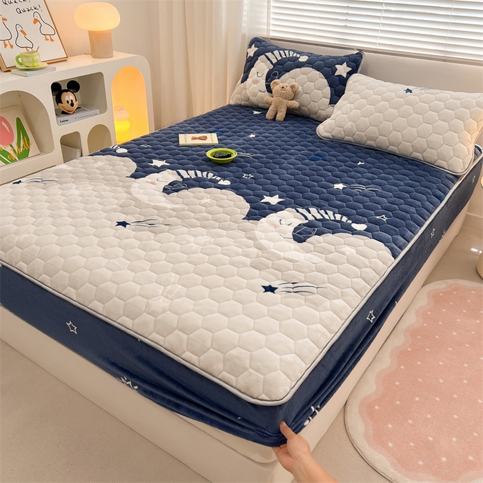 91家纺网 家纺一手货源 找家纺 梦舒羽 2025新款牛奶绒夹棉床笠床罩床单床盖床护垫套三件套 月色