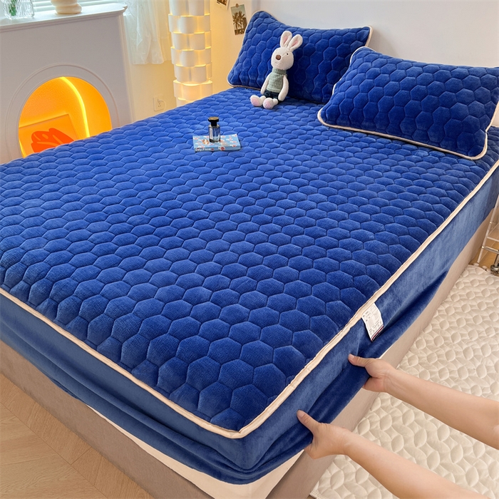 91家纺网 家纺一手货源 找家纺 梦舒羽 2025新款牛奶绒夹棉床笠床罩床单床盖床护垫套三件套 星空蓝