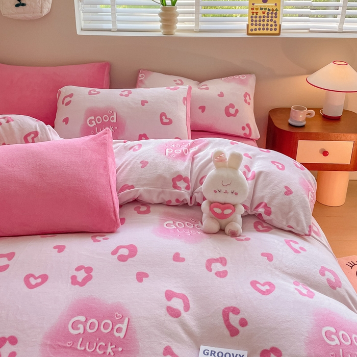 91家纺网 家纺一手货源 找家纺 三朵 2023新款牛奶绒小清新系列四件套 粉红豹