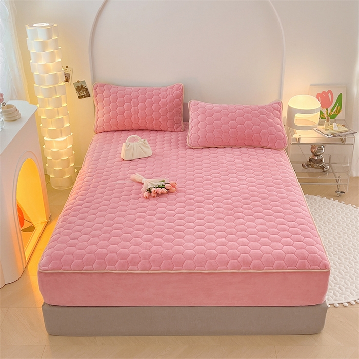 91家纺网 家纺一手货源 找家纺 梦舒羽 2025新款牛奶绒夹棉床笠床罩床单床盖床护垫套三件套 樱花粉