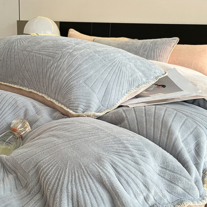 91家纺网 家纺一手货源 找家纺 澳梵 2023新款雕花牛奶绒贝壳边工艺四件套 贝拉-灰