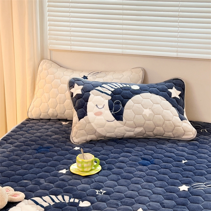 91家纺网 家纺一手货源 找家纺 梦舒羽 2025新款牛奶绒夹棉床笠床罩床单床盖床护垫套三件套 月色