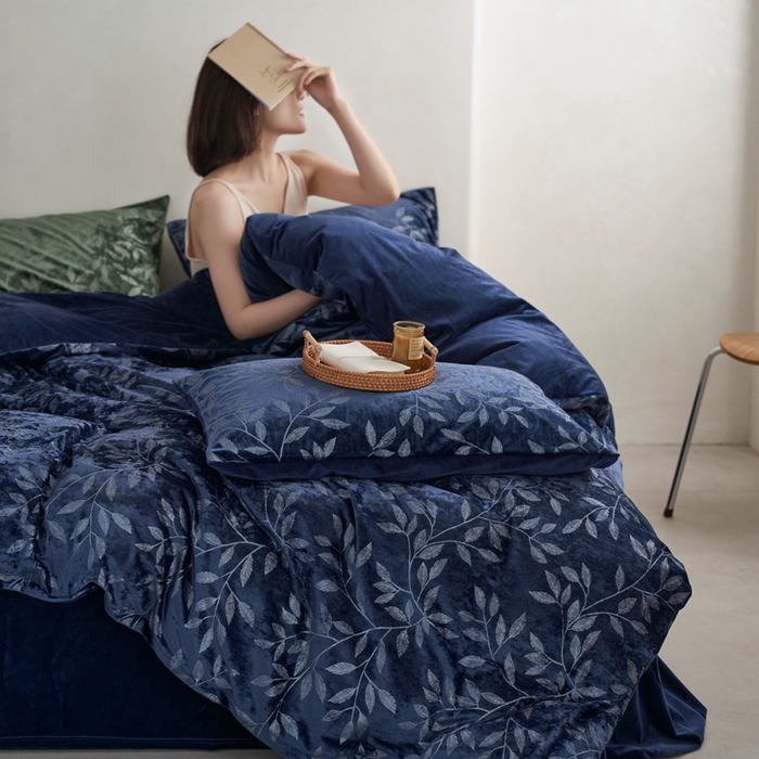 91家纺网 家纺一手货源 找家纺 安莱生活 2023年秋冬专版独创希腊绒天鹅绒烫银冰花四件套-布鲁塞尔 布鲁塞尔-深蓝