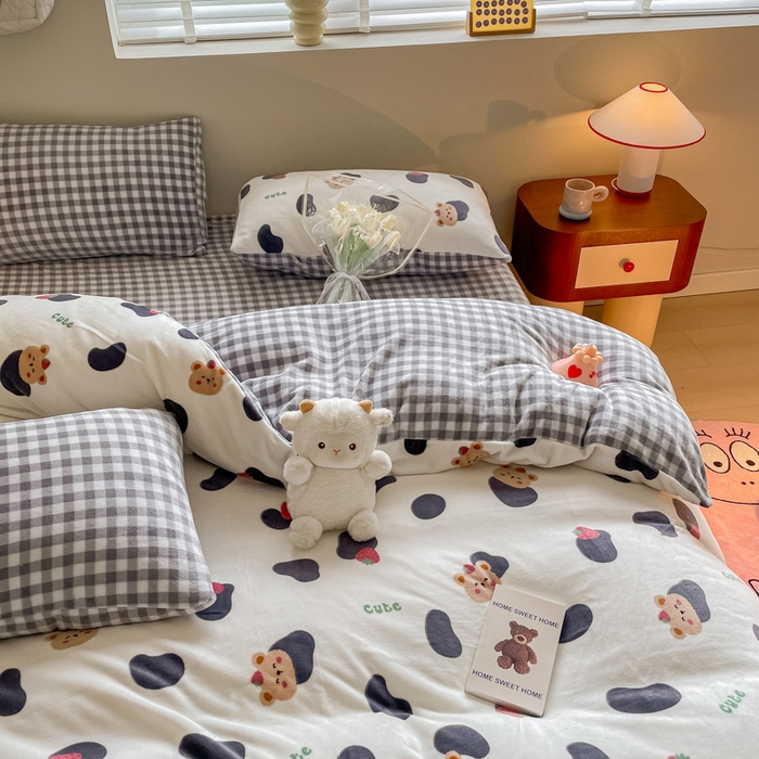 91家纺网 家纺一手货源 找家纺 三朵 2023新款牛奶绒小清新系列四件套 草莓熊