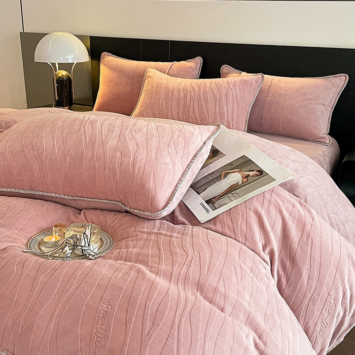 91家纺网 家纺一手货源 找家纺 澳梵 2023新款雕花牛奶绒贝壳边工艺四件套 林希-豆沙