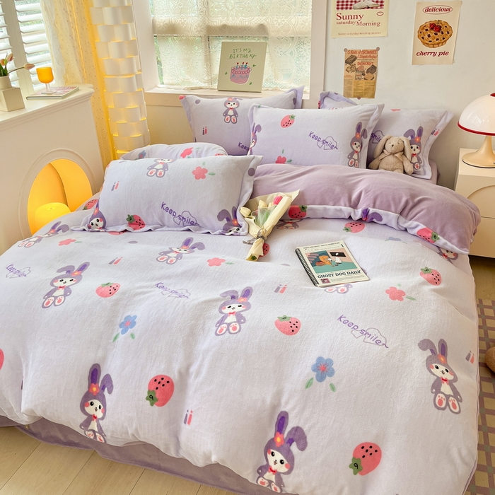 91家纺网 家纺一手货源 找家纺 丝羽坊 2023新款加厚小清新牛奶绒印花四件套单被套 草莓兔