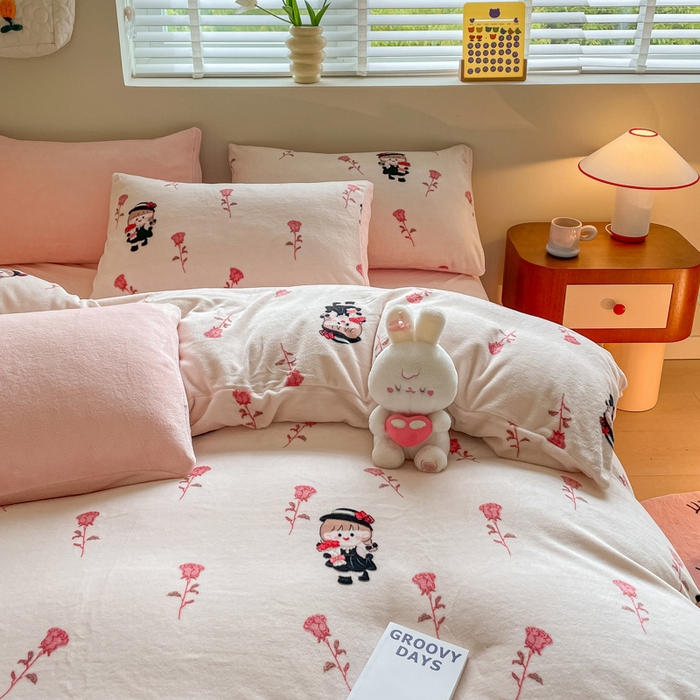 91家纺网 家纺一手货源 找家纺 三朵 2023新款牛奶绒小清新系列四件套 赫本女孩