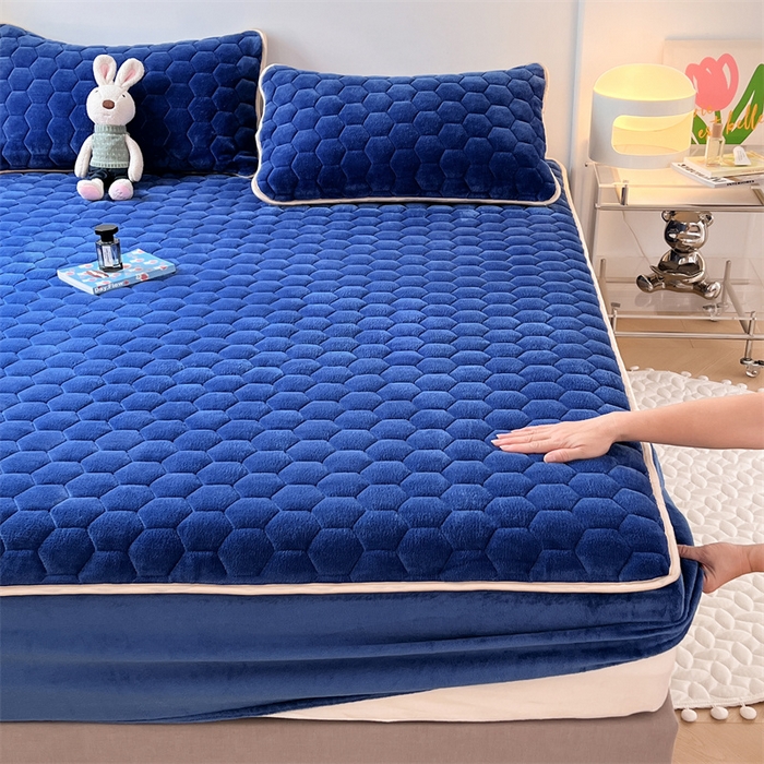 91家纺网 家纺一手货源 找家纺 梦舒羽 2025新款牛奶绒夹棉床笠床罩床单床盖床护垫套三件套 星空蓝