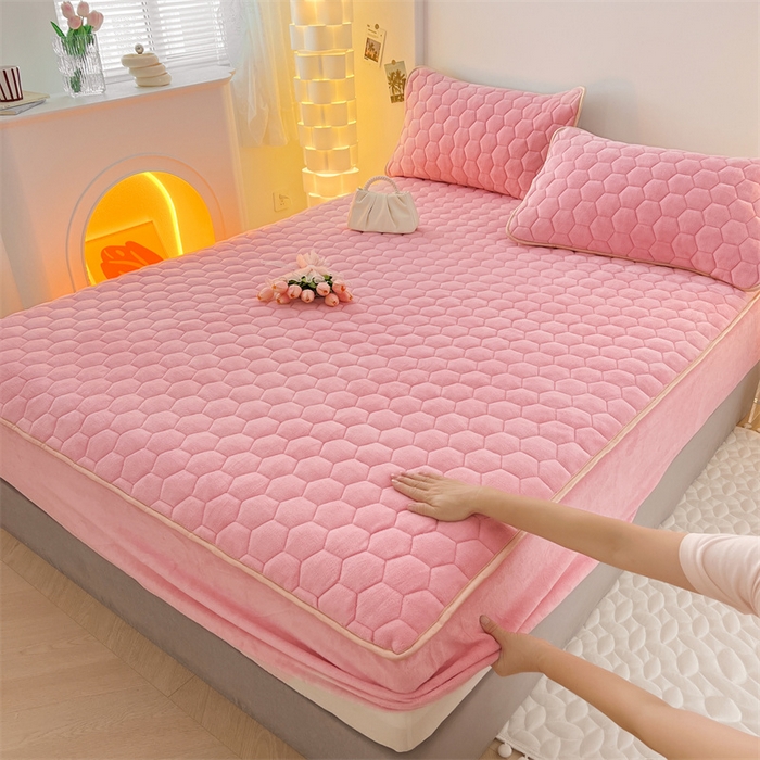 91家纺网 家纺一手货源 找家纺 梦舒羽 2025新款牛奶绒夹棉床笠床罩床单床盖床护垫套三件套 樱花粉