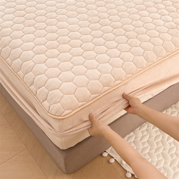 91家纺网 家纺一手货源 找家纺 梦舒羽 2025新款牛奶绒夹棉床笠床罩床单床盖床护垫套三件套 卡其米