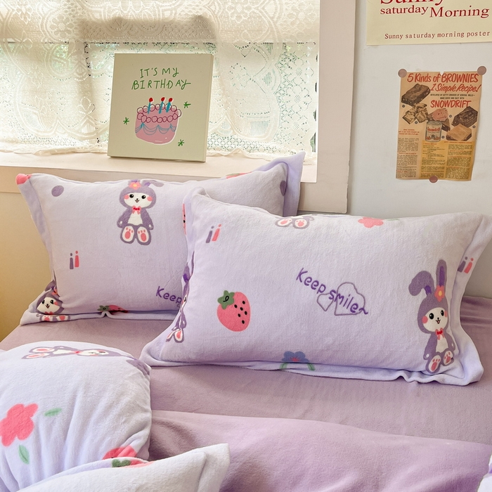 91家纺网 家纺一手货源 找家纺 丝羽坊 2023新款加厚小清新牛奶绒印花四件套单被套 草莓兔