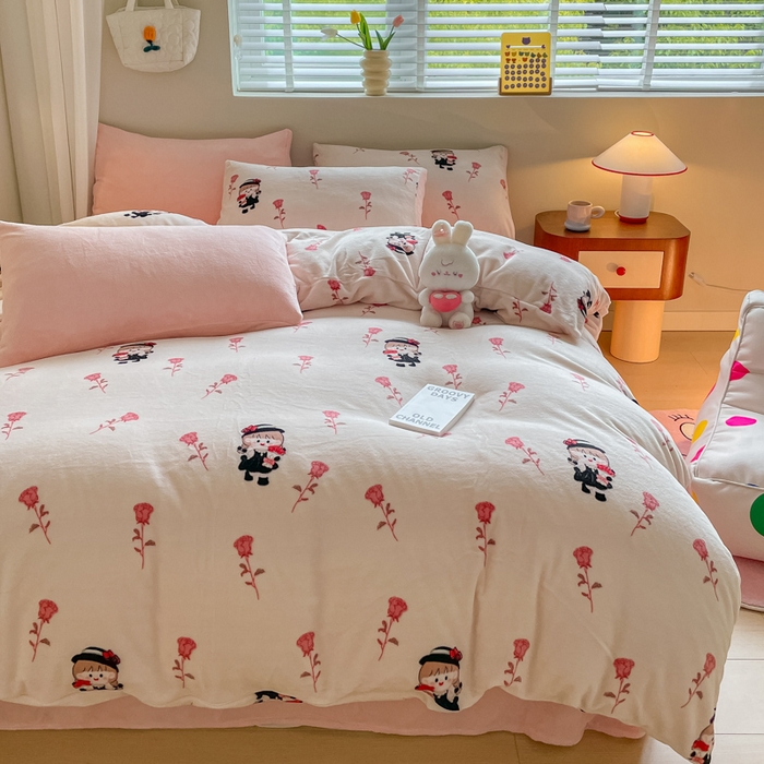 91家纺网 家纺一手货源 找家纺 三朵 2023新款牛奶绒小清新系列四件套 赫本女孩