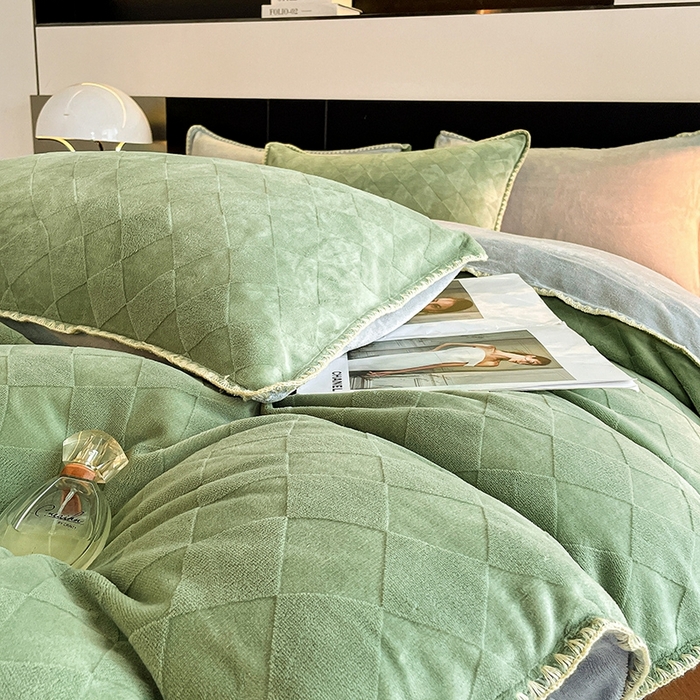 91家纺网 家纺一手货源 找家纺 澳梵 2023新款雕花牛奶绒贝壳边工艺四件套 简格-草绿