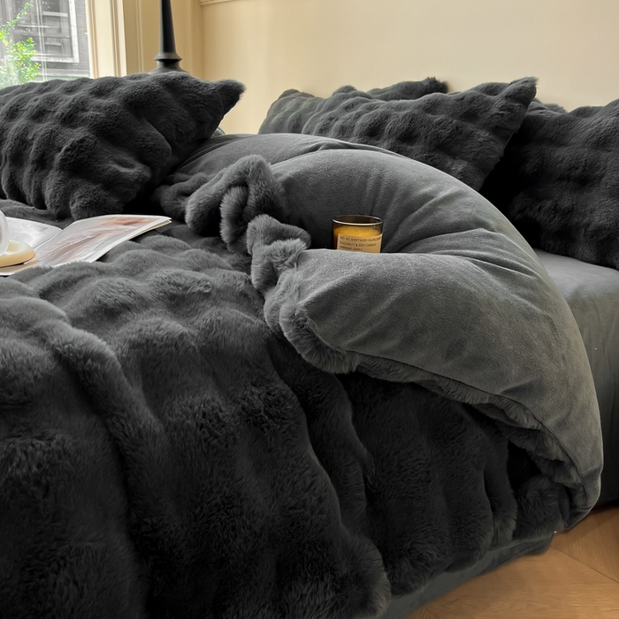 91家纺网 家纺一手货源 找家纺 慕尚 2025新款480g加厚兔毛绒兔兔绒四件套 薇妮黑灰