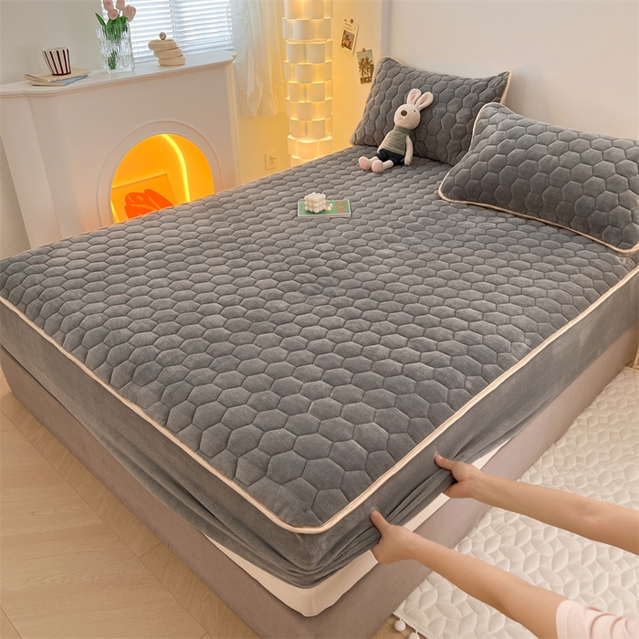 91家纺网 家纺一手货源 找家纺 梦舒羽 2025新款牛奶绒夹棉床笠床罩床单床盖床护垫套三件套 山茶灰