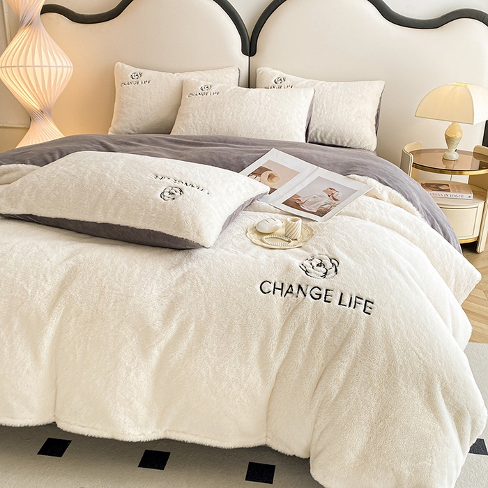 91家纺网 家纺一手货源 找家纺 澳梵 2023新款【山茶花】小香风刺绣兔兔绒牛奶绒四件 山茶花-雅白