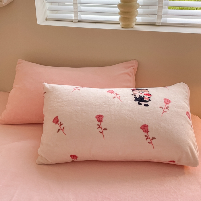 91家纺网 家纺一手货源 找家纺 三朵 2023新款牛奶绒小清新系列四件套 赫本女孩