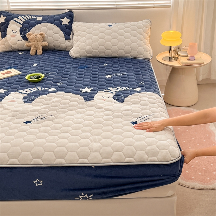 91家纺网 家纺一手货源 找家纺 梦舒羽 2025新款牛奶绒夹棉床笠床罩床单床盖床护垫套三件套 月色