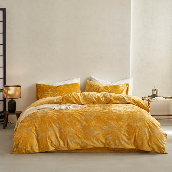 91家纺网 家纺一手货源 找家纺 安莱生活 2023年秋冬专版独创希腊绒天鹅绒烫银冰花四件套-银之光 银之光-姜黄