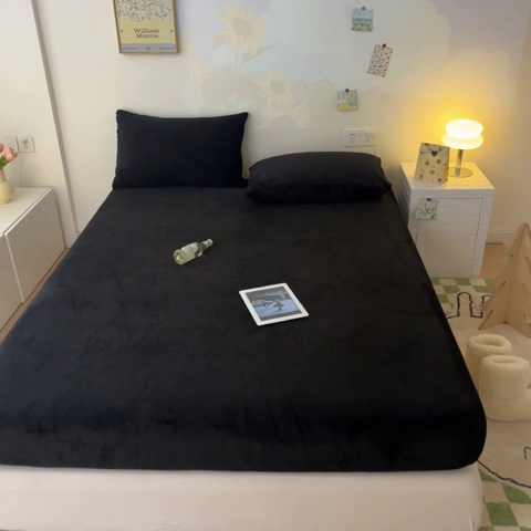 91家纺网 家纺一手货源 找家纺 三朵 2023年新款秋冬牛奶绒床笠 黑色