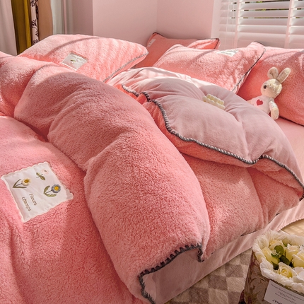 91家纺网 家纺一手货源 找家纺 （总）蜜柚 2024新款直播加厚保暖暖阳绒牛奶绒贴标贝壳边四件套