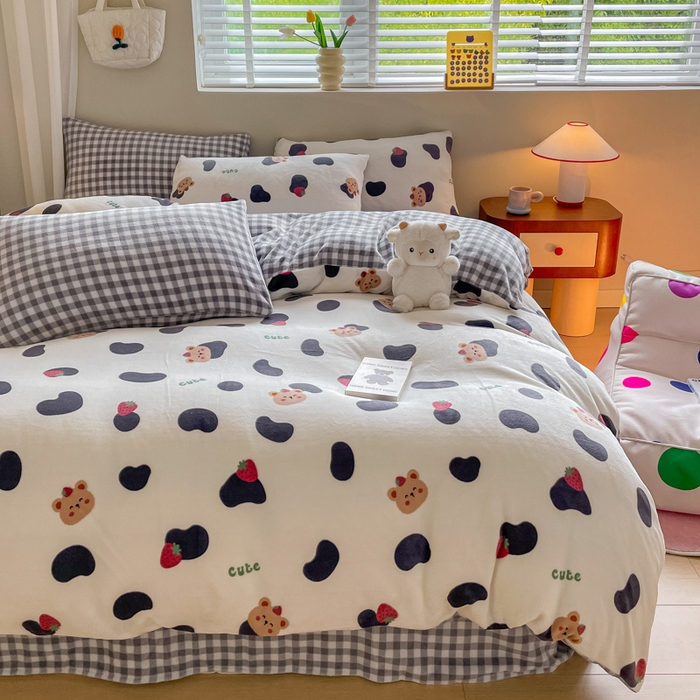 91家纺网 家纺一手货源 找家纺 三朵 2023新款牛奶绒小清新系列四件套 草莓熊